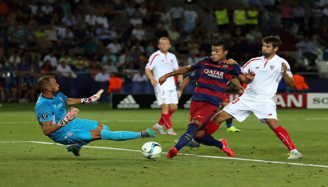 Truly beaten Barcelona: Sevilla players pressing Barcelona near the midfield during a La Liga match