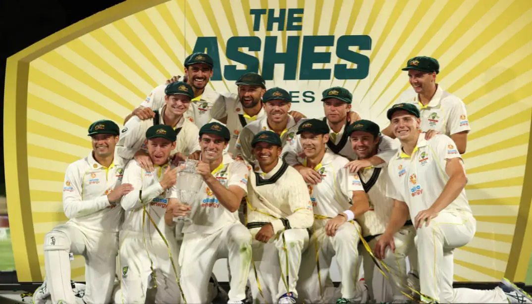 Aus vs England: Team photo celebrating with the Ash urn. Australia lifts the Ashes trophy.