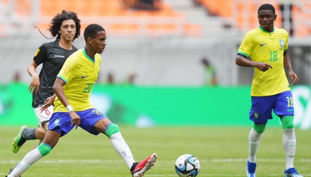 Football Stars: Estêvão dribbling past defenders in a Chelsea FC jersey.