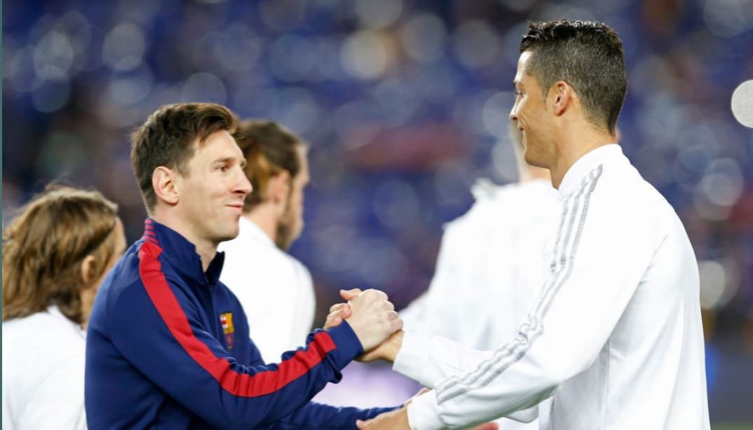 Real Madrid and Barcelona legends shaking hands before kickoff.